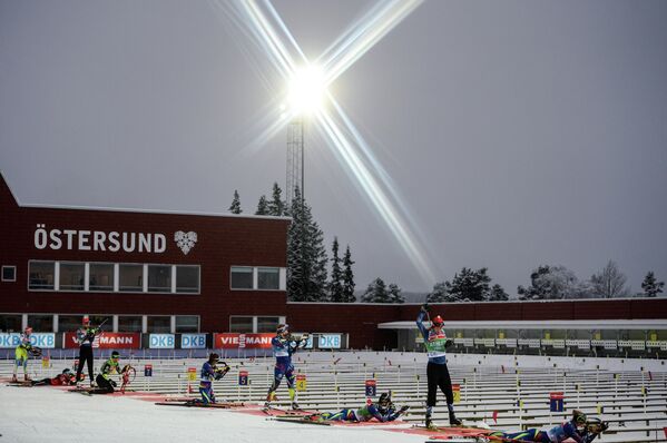 Спортсмены на официальной тренировке перед стартом смешанной эстафеты на первом этапе Кубка мира по биатлону сезона 2015/16 в шведском Эстерсунде