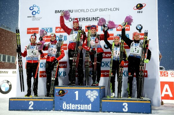 Канадские биатлонисты Натан Смит, Розанна Кроуфорд – 2-е место, норвежские биатлонисты Ларс Биркеланн, Кайя Николайсен – 1-е место, немецкие биатлонисты Марен Хаммершмидт, Даниэль Бём – 3-е место. (слева направо)