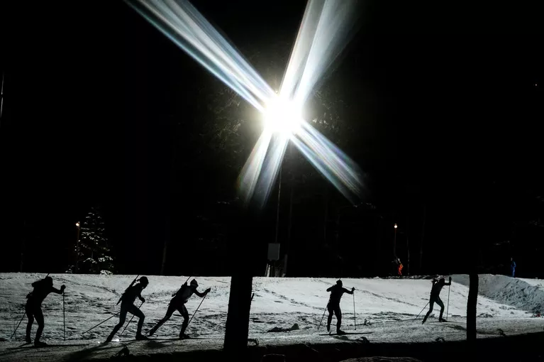 Спортсмены на дистанции смешанной эстафеты первого этапа Кубка мира по биатлону сезона 2015/16 в шведском Эстерсунде Спортсмены на дистанции смешанной эстафеты первого этапа Кубка мира по биатлону сезона 2015/16 в шведском Эстерсунде