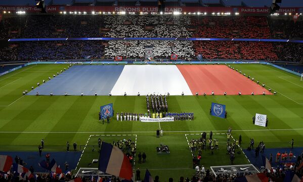 Минута молчания памяти жертв терактов в Париже перед матчем чемпионата Франции по футболу между командами ПСЖ и Труа