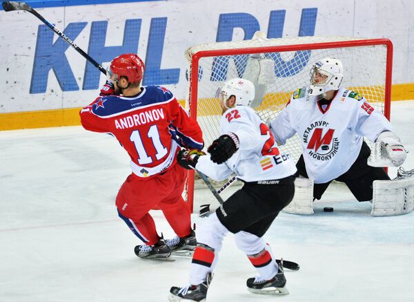 Нападающий ЦСКА Сергей Андронов (слева) радуется заброшенной шайбе
