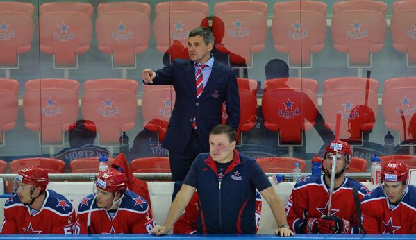 Главный тренер ЦСКА Дмитрий Квартальнов (в центре на втором плане)