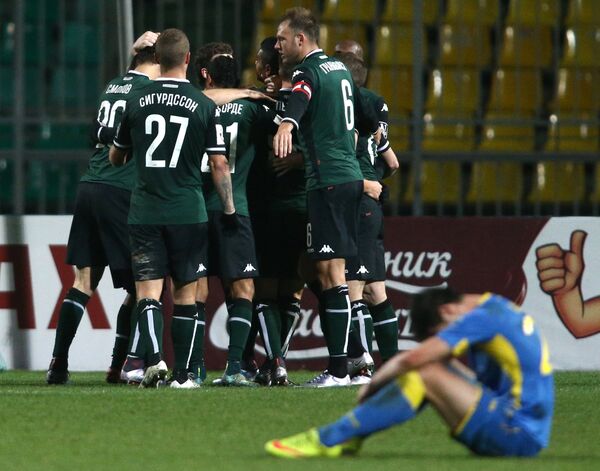 Футболисты Краснодара радуются голу, забитому в ворота Ростова