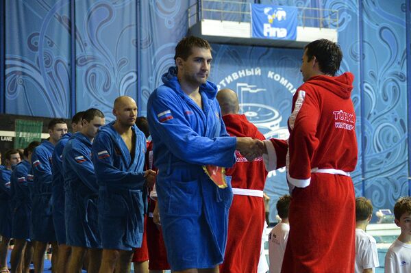 Ватерполисты России и Турции перед началом матча Мировой лиги по водному поло