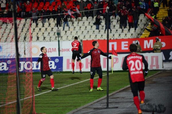 Футболисты Амкара радуются забитому мячу
