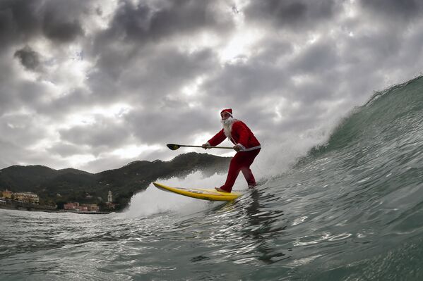 Итальянский сёрфер Федерико Пикиналья, одетый в костюм Санта Клауса