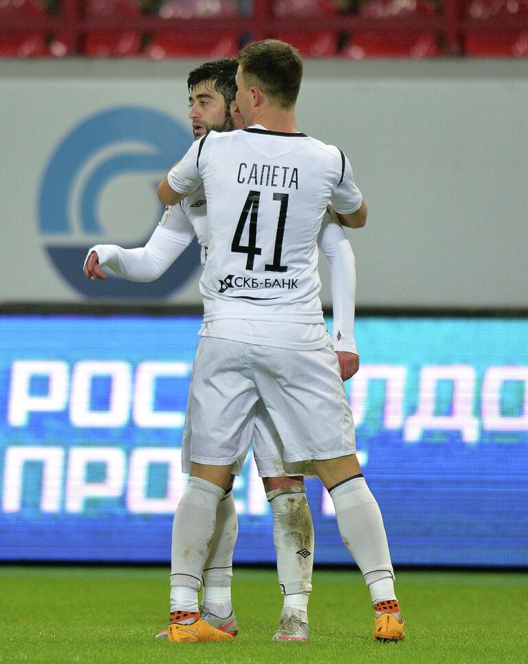 Футболисты Урала Эдгар Манучарян (втором плане) и Александр Сапета радуются забитому голу