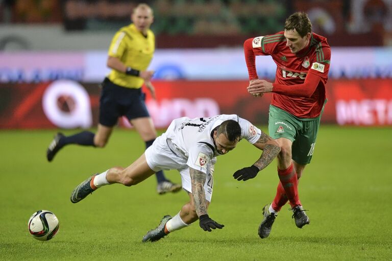 Полузащитник ФК Урал Герсон Асеведо (слева) и полузащитник ФК Локомотив Александр Коломейцев