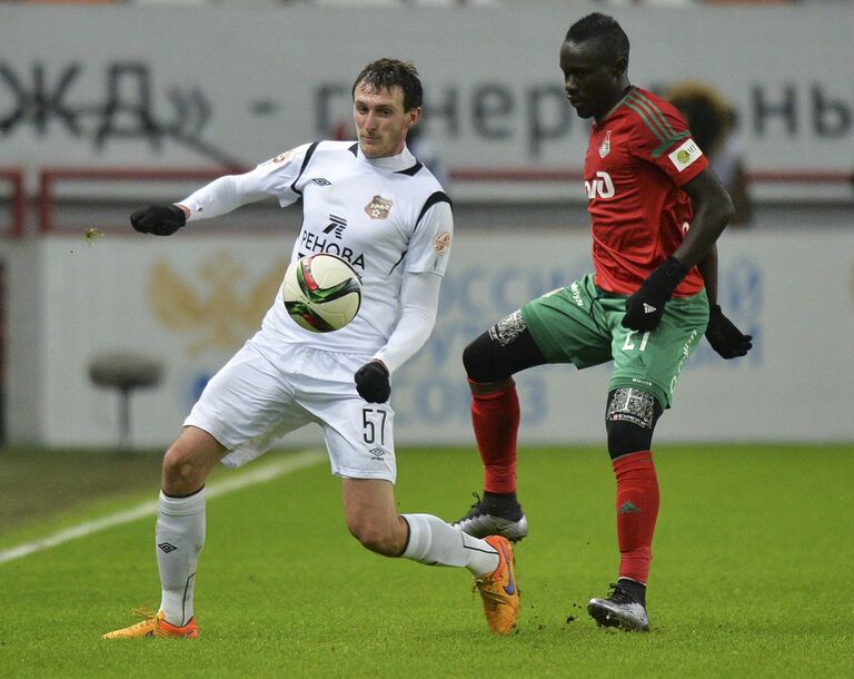 Полузащитник ФК Урал Артем Фидлер (слева) и форвард ФК Локомотив Байе Умар Ниассе