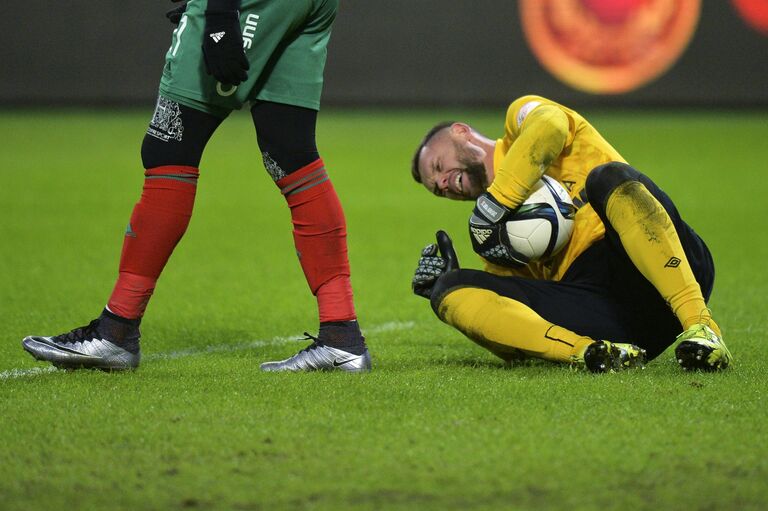 Вратарь ФК Урал Юрий Жевнов