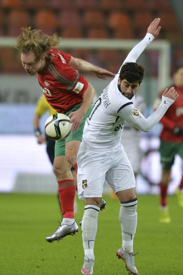 Защитник ФК Локомотив Виталий Денисов (слева) и форвард ФК Урал Эдгар Манучарян