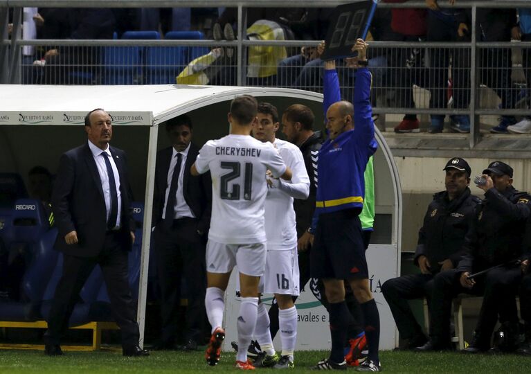 Главный тренер мадридского Реала Рафаэль Бенитес (слева) и полузащитник команды Денис Черышев (№21) Главный тренер мадридского Реала Рафаэль Бенитес (слева) и полузащитник команды Денис Черышев (№21)