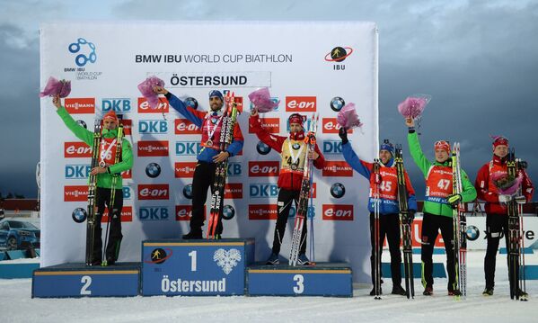 Арнд Пайффер (Германия) - 2-е место, Мартен Фуркад (Франция) - 1-е место, Уле-Эйнар Бьерндален (Норвегия) - 3-е место, Кентен Фийон-Майе (Франция) - 4-е место, Бенедикт Долль (Германия) - 5-е место, Йоханнес Бе (Норвегия) -6-е место (слева направо)