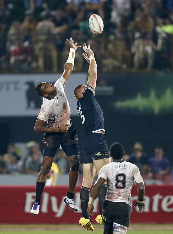 Игровой момент матча между сборными Фиджи и Англии на первом этапе Мировой серии по регби-7