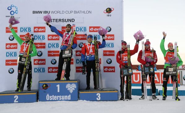 Арнд Пайффер (Германия) - 2-е место, Мартен Фуркад (Франция) - 1-е место, Кентен Фийон-Майе (Франция) - 3-е место, Тарьей Бё (Норвегия) - 4-е место, Эмиль Хегле Свендсен (Норвегия) - 5-е место, Бенедикт Долль (Германия) - 6-е место (слева направо)