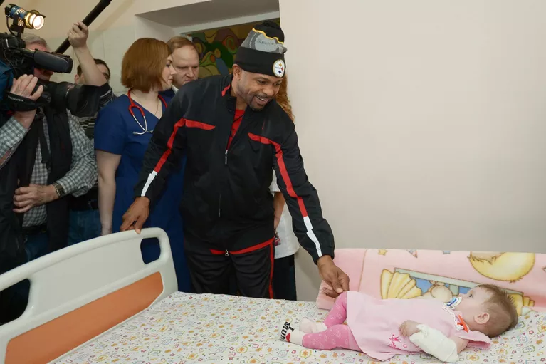 Рой Джонс во время посещения Морозовской больницы Рой Джонс во время посещения Морозовской больницы