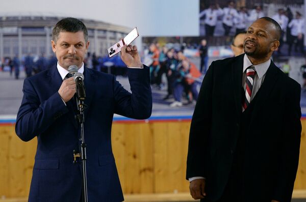 Боксер Рой Джонс (справа) и начальник Главного управления внутренних дел г. Москвы Анатолий Якунин