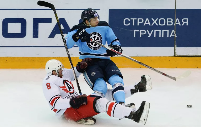 Форвард Автомобилиста Алексей Михнов (слева) и форвард Сибири Максим Шалунов