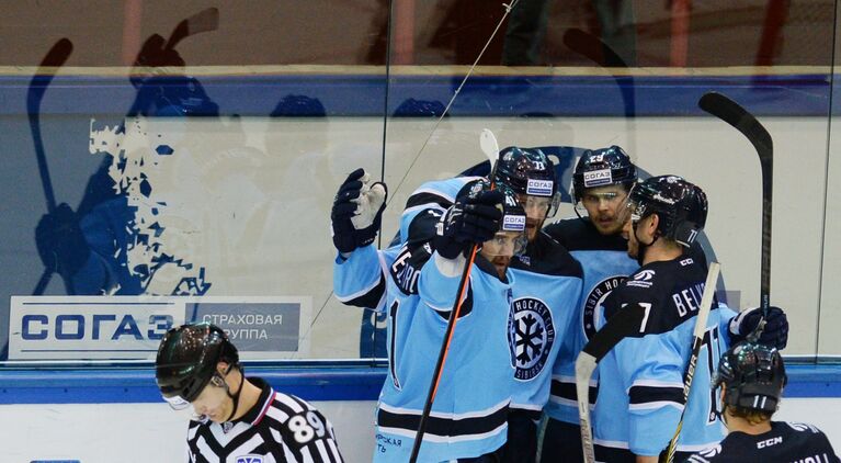 Хоккеисты Сибири радуются заброшенной шайбе