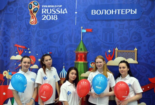 Девушки на открытии волонтерского центра чемпионата мира по футболу 2018 в Казани