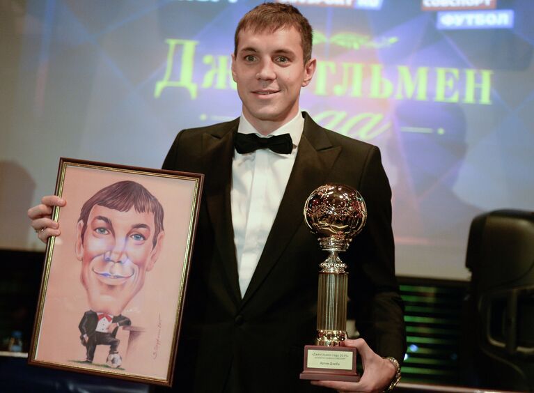 Футболист Артем Дзюба на церемонии вручения приза Джентльмен года - 2015 Футболист Артем Дзюба на церемонии вручения приза Джентльмен года - 2015