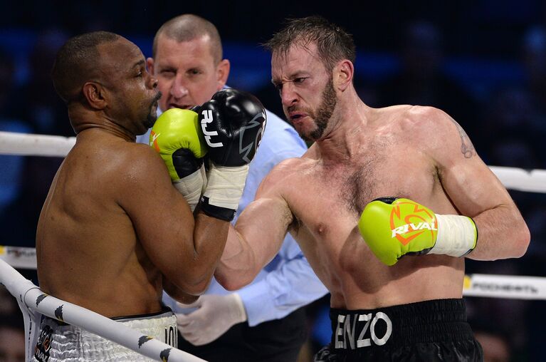 Российско-американский боксер Рой Джонс (слева) и британский боксер Энцо Маккаринелли Российско-американский боксер Рой Джонс (слева) и британский боксер Энцо Маккаринелли