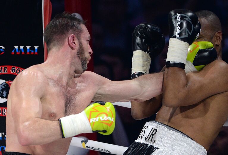 Российско-американский боксер Рой Джонс (справа) и британский боксер Энцо Маккаринелли Российско-американский боксер Рой Джонс (справа) и британский боксер Энцо Маккаринелли