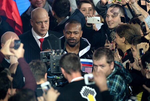 Российско-американский боксер Рой Джонс (в центре)