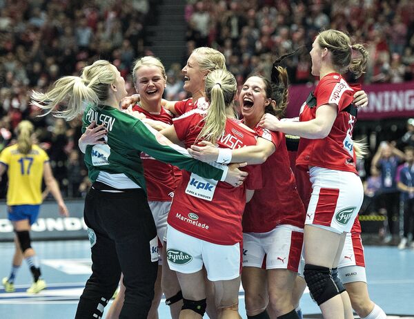 Гандболистки сборной Дании после победы надо командой Швеции в 1/8 ЧМ