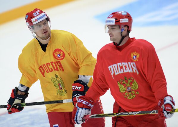 Форвард сборной России по хоккею Сергей Широков (слева) и защитник Егор Яковлев