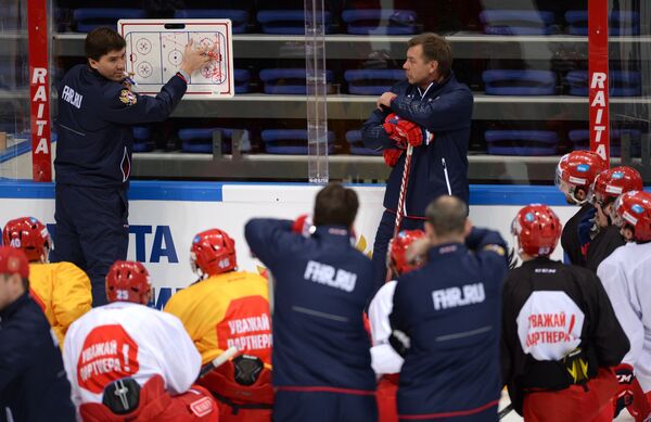 Главный тренер сборной России Олег Знарок (справа на втором плане) и тренер Игорь Никитин (слева на втором плане)