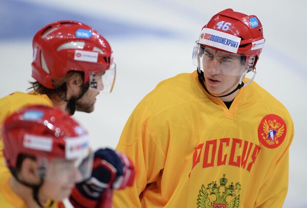 Защитник сборной России по хоккею Илья Любушкин (справа)