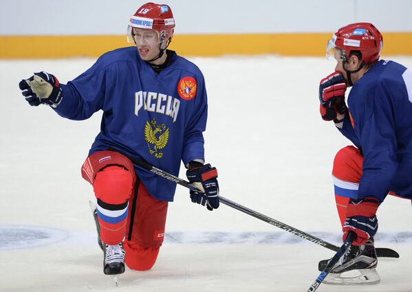 Форварды сборной России по хоккею Денис Кокарев (слева) и Сергей Андронов