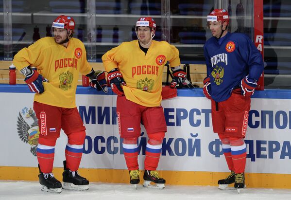 Хоккеисты сборной России Андрей Зубарев, Сергей Широков и СКА Илья Ковальчук (слева направо)