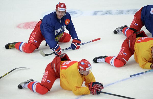 Форвард сборной России по хоккею Илья Ковальчук (слева на втором плане)