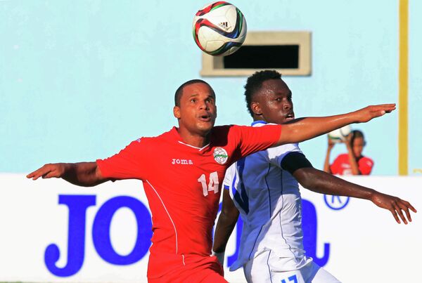 Игровой момент матча между сборным Гондураса и Кубы по футболу