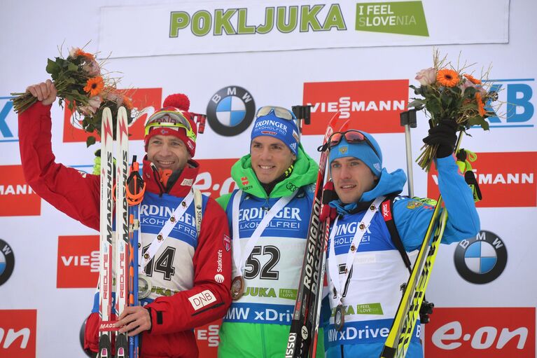 Уле Эйнар Бьёрндален (Норвегия) 2- е место, Симон Шемпп (Германия) - 1-е место, Евгений Гараничев (Россия) - 3-е место (слева направо)