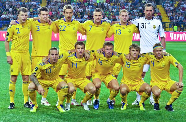Футболисты сборной Украины по футболу. Второй справа на первом плане - Максим Калиниченко