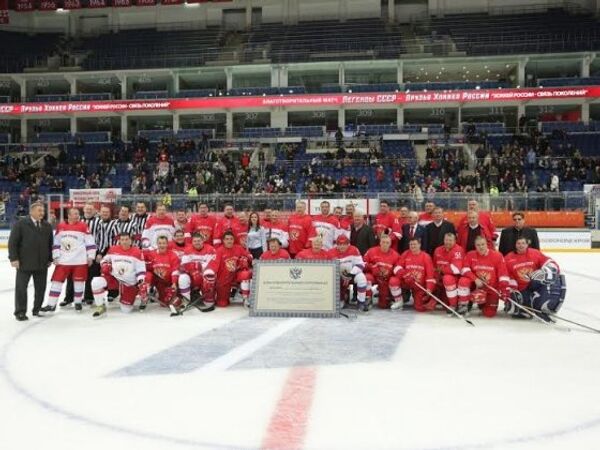 Команда Легенды СССР и команда Друзья хоккея России перед благотворительным матчем