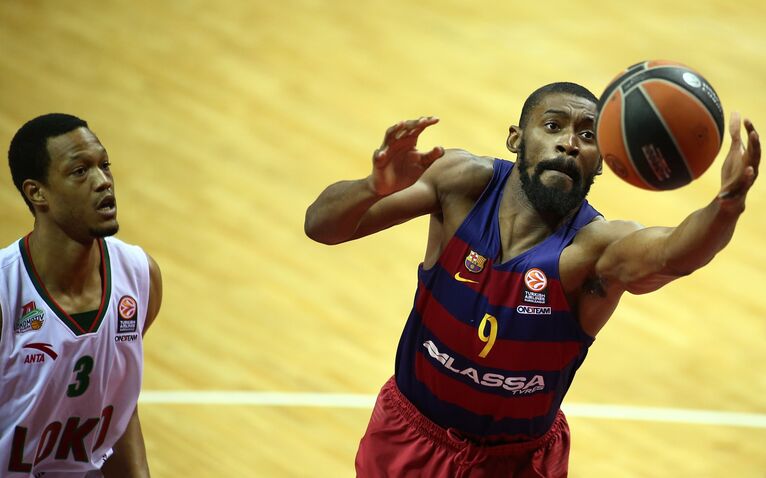 Форвард Локомотива Энтони Рэндольф и центровой Барселоны Оласени Лавал (справа)