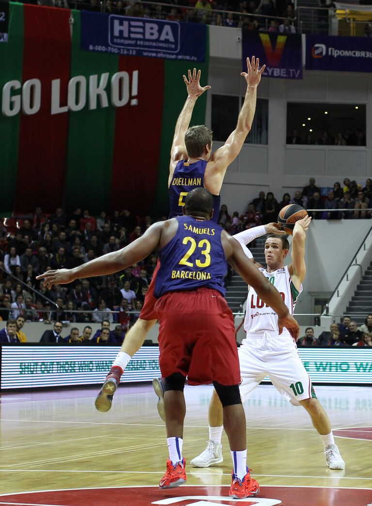 Игроки Барселоны Джастин Доллмен, Самардо Сэмюэлс и защитник Локомотива Сергей Быков (слева направо)