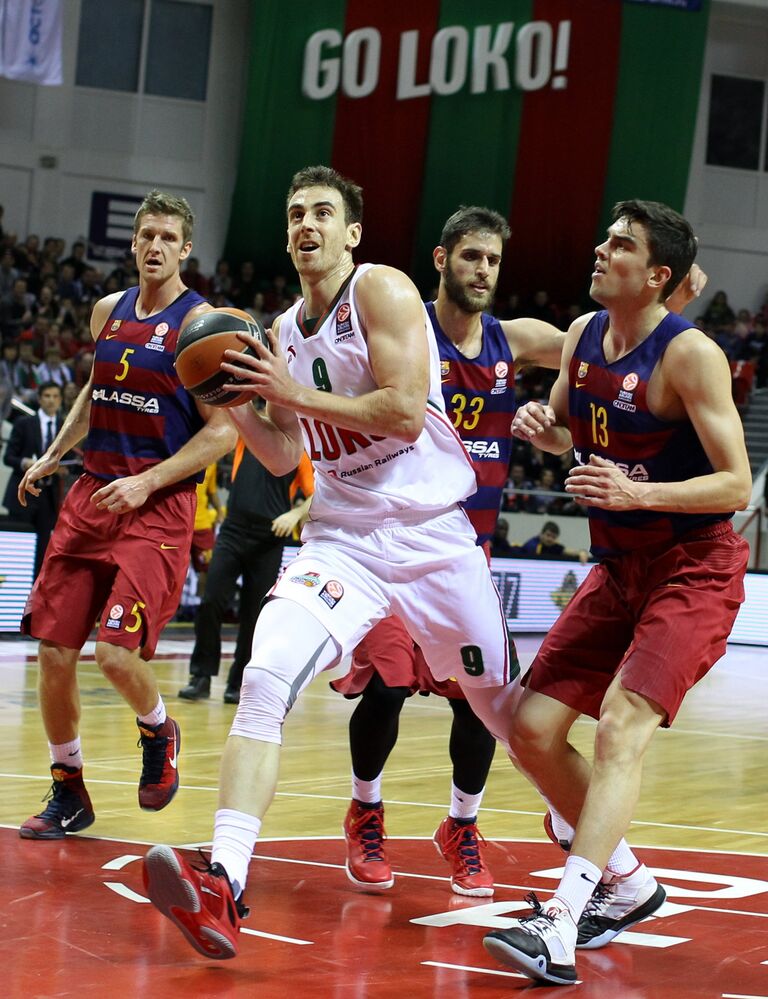 Форвард Локомотива Виктор Клавер (в центре)