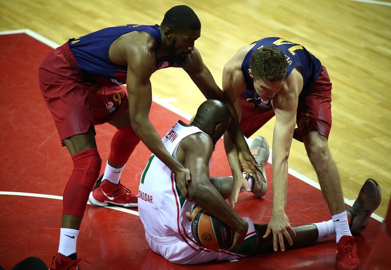 Форвард Локомотива Крис Синглтон (в центре)