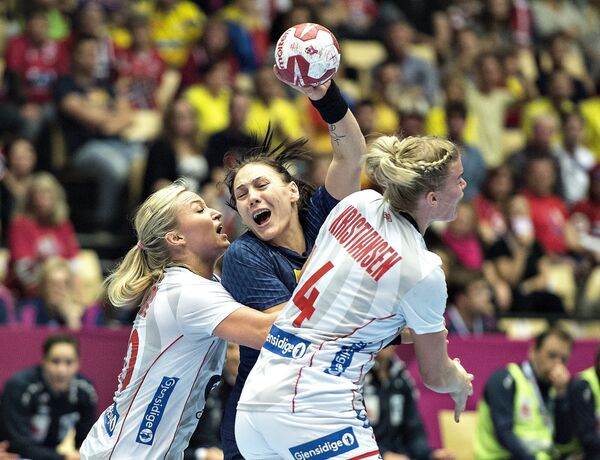 Игровой момент матча полуфинала женского чемпионата мира по гандболу между сборными Румынии и Норвегии
