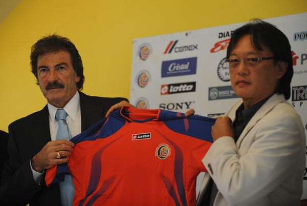 Экс-президент Федерации футбола Коста-Рики Эдуардо Ли (справа)