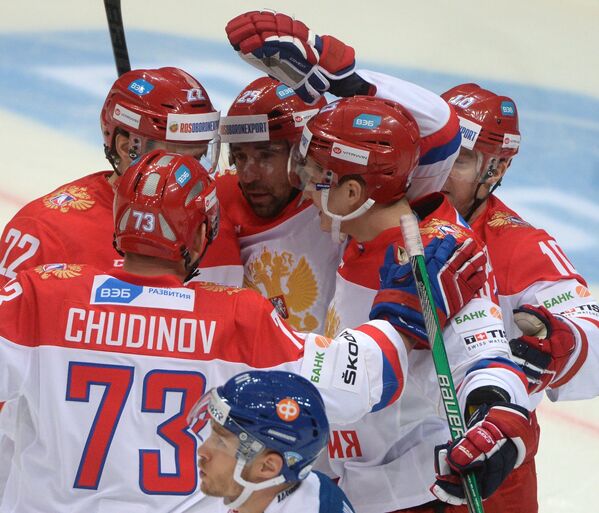 Хоккеисты сборной России радуются заброшенной шайбе