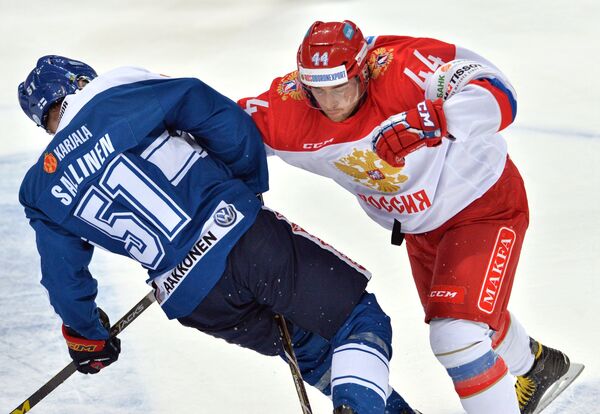 Нападающий сборной Финляндии Томи Саллинен (слева) и защитник сборной России Егор Яковлев
