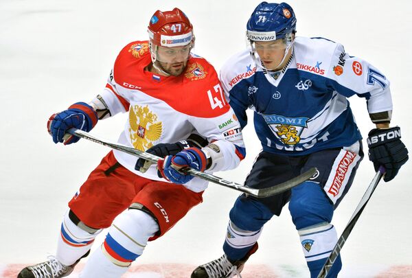 Нападающие сборной России Александр Радулов (слева) и сборной Финляндии Кристиан Куусела
