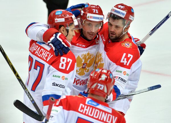 Хоккеисты сборной России радуются заброшенной шайбе Хоккеисты сборной России радуются заброшенной шайбе