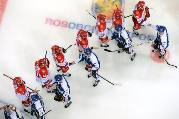 Игроки сборной России (на втором плане) и игроки сборной Финляндии